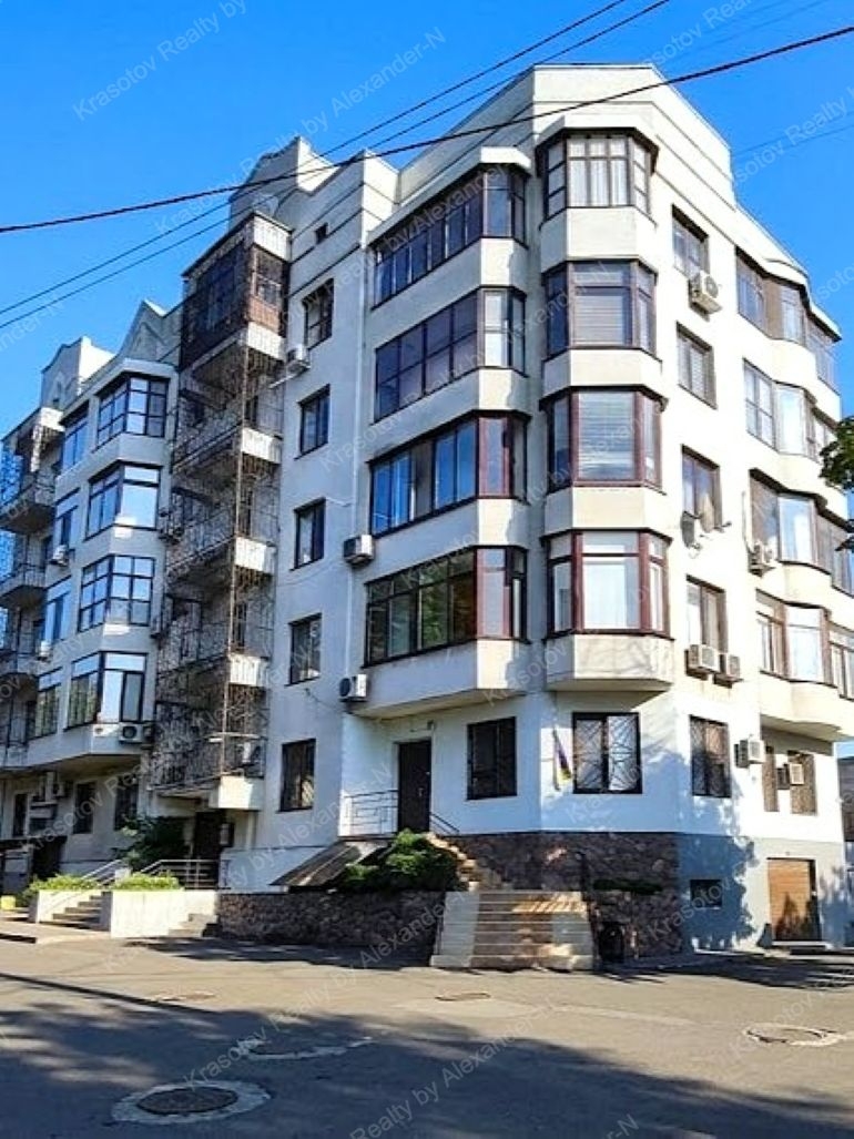 продажа многокомнатной квартиры номер A-174795 в Приморском районе, фото номер 32